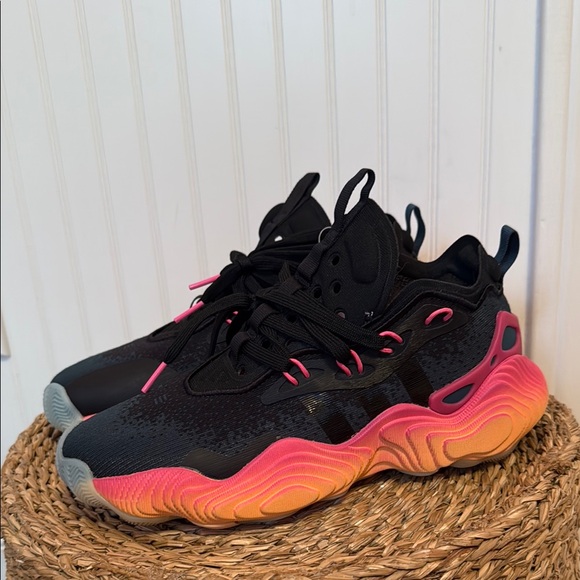 Adidas Trae Young 3 J  IG0679  Size 5 - Picture 1 of 7